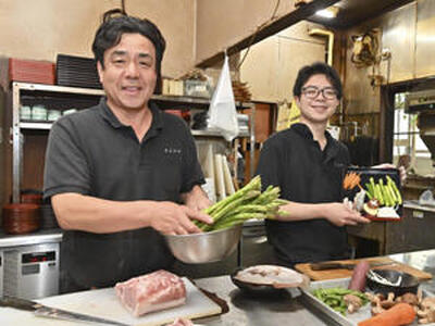 ２代目の清水一郎さん（左）と３代目で長男の広太さん。初代勝三さんの思いを受け継ぎ、家族とスタッフで店を守る（吉田義広撮影）