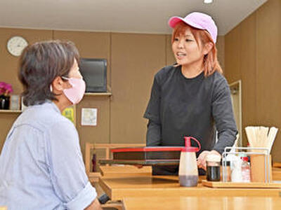 常連客と笑顔で会話を交わす高崎さん（右）。「お客さまがわがままを言えるようなお店にしたい」とほほ笑む（吉田義広撮影）
