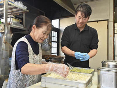 力を合わせて食堂を切り盛りする耕治さん（右）と知子さん。親子ならではのコンビネーションで客の心と胃袋をつかんでいる（吉田義広撮影）