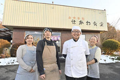 田村市船引町と葛尾村を結ぶ県道５０号沿いで、変わらぬ味を伝えるせがわ食堂（永山能久撮影）