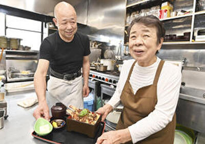 「おいしい料理を届けたい」と、天重を手早く仕上げる小針信さん（左）と母順子さん（永山能久撮影）