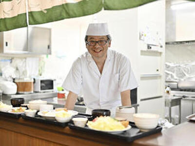 「お客さんに喜んで帰ってもらえれば、それだけで十分」。旅館仕込みのこだわりの料理を提供する良仁さん（石井裕貴撮影）