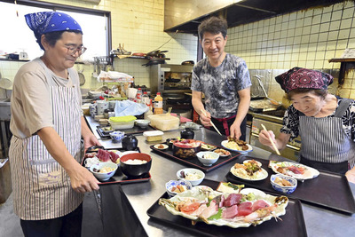 調理場で注文の料理を仕上げる（右から）公子さん、広司さん、館さん（永山能久撮影）