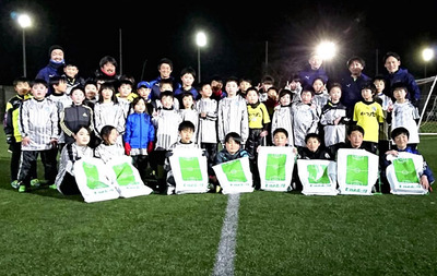 尚志高のグラウンドでサッカーや運動の楽しさに触れる小学生。学校のある大槻をサッカーが好きな子どもたちを育てる拠点にしていきたい