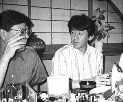 出会った頃の鈴木さんと私（右）。いろいろな合唱の新しい手法をちりばめた鈴木作品が描こうとしている世界を、生徒と共に見てみたくなった