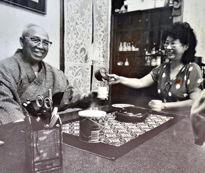 自宅で毎朝、夫と語り合う。生前は仕事などの大事な話をする時間だったが、今は、私の一日で一番くつろげる時間になった
