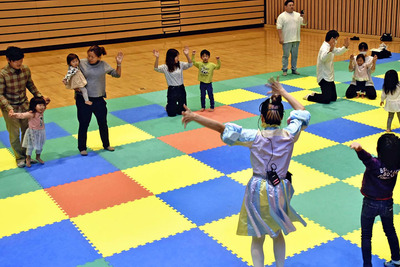元気に体を動かす親子連れ
