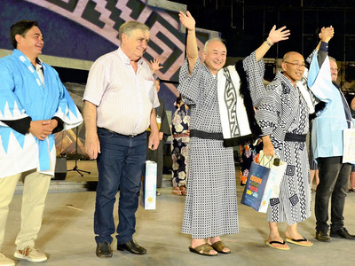 コスキンフェスティバルで２度目のステージに立つ私（中央）。川俣町とコスキン市の心の距離は確実に縮まっていると確信している