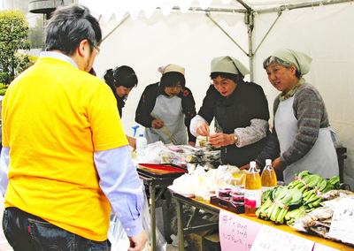 東京・銀座の販売会に研究会で参加した時の私（右）。みんなで女性の自立について考え、行動することで、女性農業者としての視野を広げられた