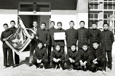 中学校の陸上部の仲間と私（後列左）。成長とともに記録も伸びて中学記録も出せた。ここで知った跳ぶことの楽しさが原点になっている