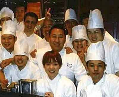 ＫＩＨＡＣＨＩの仲間と私（中央）。私は師匠の熊谷喜八（後列左から５人目）の背中を追い掛けながら料理の道を究めようともがいた