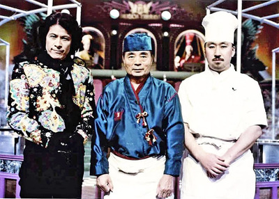 料理の鉄人で「和の鉄人」の道場さん（中央）と対決した時の私（右）。自分の信念を曲げて出場したが、悔しさだけが残る対決だった