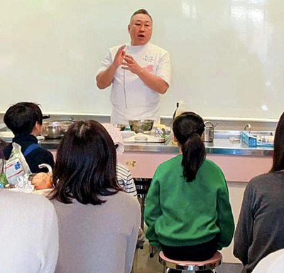 子どもたち向けに開く「キッズキッチン」で料理を教える私。料理を究めるためにしてきた努力を、これからは古里のためにやり続けていきたい