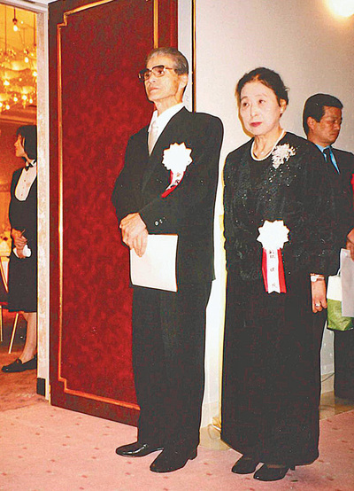 そろって写真に写る父正義と母綾。苦労しながら前に進んできた２人の教えが私の考えの基礎となっている