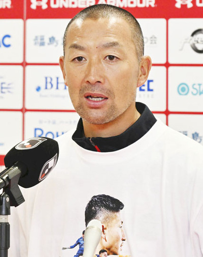 試合後に会見する田村監督