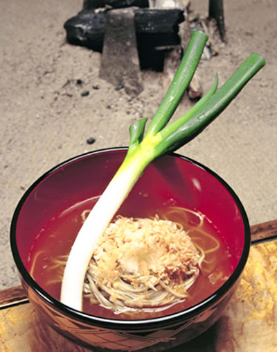 丸ごと１本のネギを薬味や箸代わりにして食べる遊び心満載の「ねぎそば（高遠そば）」は３０年以上を誇るロングセラーまでに成長した