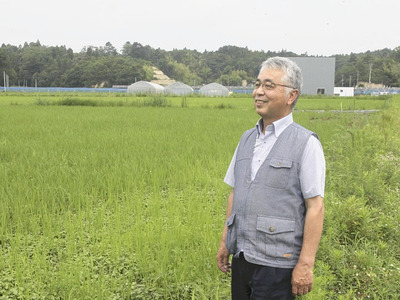「農家は自然科学の探求者」と語る三浦さん。これからの農業の在り方について思いをはせる＝南相馬市