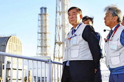 東京電力福島第１原発を視察する石破首相（手前左）＝１４日午後（代表撮影）