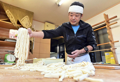 「腹いっぱい食べてほしい」と高橋さん。代々続く手打ちうどんが一番のこだわりだ（吉田義広撮影）