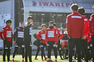 いわきＦＣで指導する私（左から３人目）。「絶対に全員の足を速くさせられる」という自信を持ってコーチに就任した