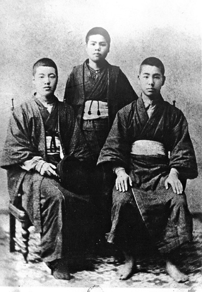 店名は先祖の吉田喜一郎から取った。写真は会陽医院の書生時代のもので、左が野口清作（野口英世）、中央が喜一郎だ（野口英世記念会提供）