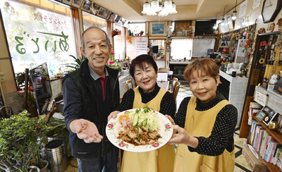 店を切り盛りする会田さん夫婦と節子さん（右）。「お茶飲み場のようなお店だね」と笑顔を見せる（石井裕貴撮影）