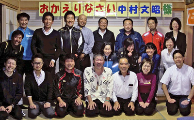 中村さん（前列中央）を囲む若手教師ら。勉強会で学んだことは、今後の活動に生かし、後進にも伝えていきたい