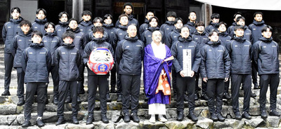 新シーズンに向けて必勝を祈願した選手ら