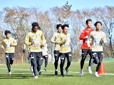 今年初の全体練習でランニングのメニューに取り組むいわきの選手＝Ｊヴィレッジ