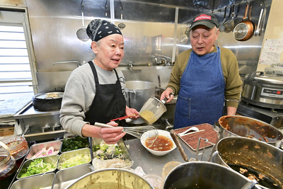 「自分にあった味を食べてほしい」とラーメン作りに励む哲夫さん（右）と孝子さん（吉田義広撮影）