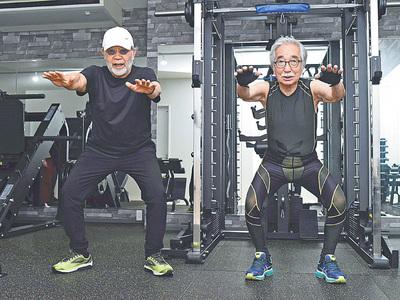 ９３歳の崑ちゃん（右）のスクワットは美しい