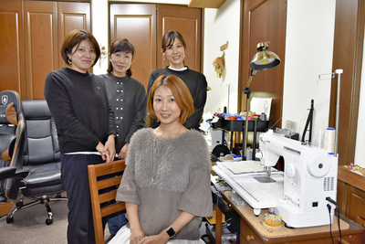 「便利グッズを売った先に、親御さんの余裕や楽しい時間をつくり出したい」と話す斎藤さん（前列）とスタッフの皆さん