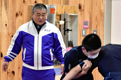 高校生の練習を見る私（左）。互いに一生懸命に練習し続ければ必ず強くなれる