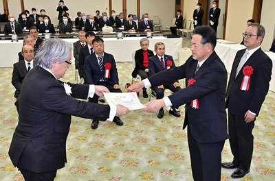 野崎社長から福島民友新聞社社長賞を受ける堀越集落の佐藤代表理事（手前右）＝２１日午後、福島市