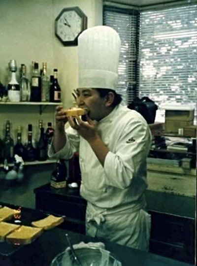 調理場で仲間のために作った朝食を頬張る私。険しい顔をしていた仲間も朝食で笑顔になった