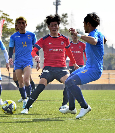 「結果にこだわってやっていきたい」と話すＭＦ村上（中央） ＝鹿児島県立サッカー・ラグビー場
