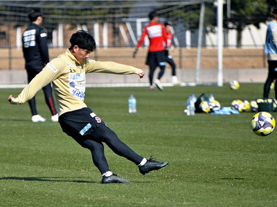 「得点とアシスト合わせて１５を目指したい」と意気込むＭＦ鵜木＝鹿児島県立サッカー・ラグビー場