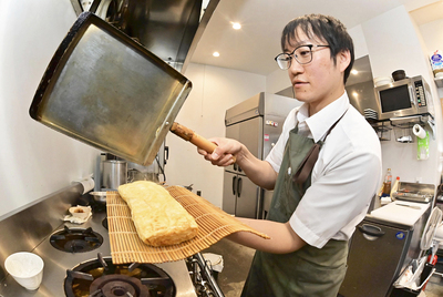 自分の店を持つという夢をかなえた大高さん。大学や会社員時代に培った知識を生かした料理作りを心がけている（吉田義広撮影）