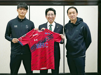 下鶴市長（中央）と懇談した生駒選手（左）と大倉社長（いわきＦＣ提供）