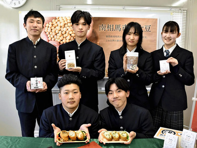 南相馬市産の大豆を使った商品をＰＲする生徒