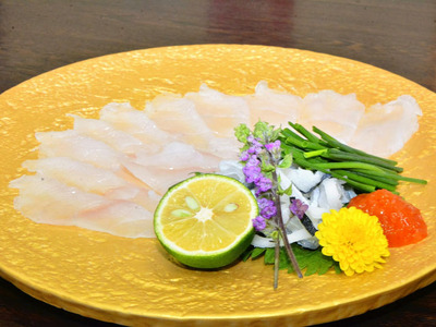 しっかりとした食感が楽しめる斎春のてっさ（時価、この日は２５００円）。予約なしでも食べられる。てっさ、てっちりなどのコースは要予約