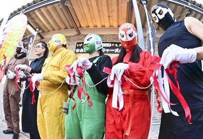 長さ３メートルの特注の「なみえ焼そば」をカットして開店を祝ったなみえアベンジャーズ＝浪江町