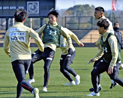 １５日の開幕戦に臨むいわきＦＣ。主将のＤＦ遠藤（中央）は「ホームで勝って良いスタートを切りたい」と意気込む＝１月、鹿児島県立サッカー・ラグビー場