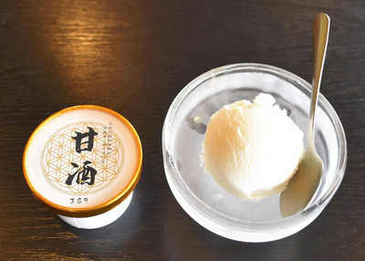 販売している「甘酒ジェラート」。左はテイクアウト用