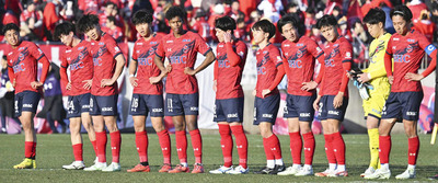 開幕戦を勝利で飾れず、試合後に険しい表情を見せるいわきＦＣイレブン。試合後、観客席に詰めかけたサポーターに感謝を伝えた＝ハワイアンズスタジアムいわき
