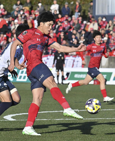 【いわき―千葉】後半３９分、シュートを放ついわきのＦＷ谷村。シュート５本を放ち、攻撃陣を引っ張った＝ハワイアンズスタジアムいわき