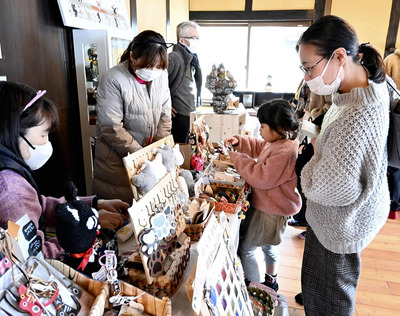 ネコグッズを買い求める来場者