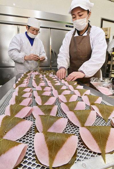 一つずつ丁寧に作られる桜餅＝郡山市・安積野菓子処平田屋