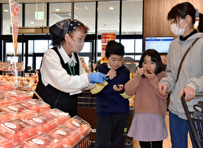生トマトを試食する来店客
