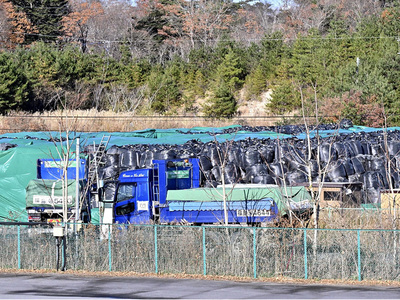 除染土壌などを詰めた袋が山積みされた中間貯蔵施設。搬入から１０年を経ても、処分地選定の議論は始まってさえいない